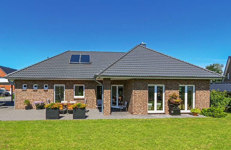 Massivhaus Winkelbungalow 140 von ECO System HAUS, Außenansicht 1