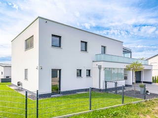 Massivhaus Bauhaus Thumann mit großer Dachterrasse von MYMassivhaus, Cubushaus Außenansicht 3