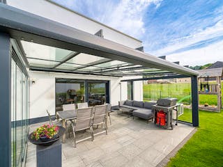 Massivhaus Bauhaus Thumann mit großer Dachterrasse von MYMassivhaus, Cubushaus Außenansicht 5