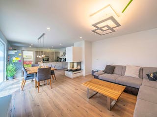 Massivhaus Bauhaus Thumann mit großer Dachterrasse von MYMassivhaus, Cubushaus Innenansicht 1