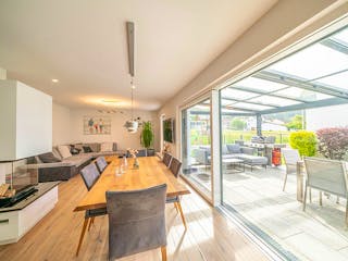 Massivhaus Bauhaus Thumann mit großer Dachterrasse von MYMassivhaus, Cubushaus Innenansicht 2