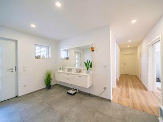 Massivhaus Bauhaus Thumann mit großer Dachterrasse von MYMassivhaus, Cubushaus Innenansicht 4