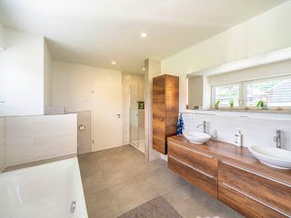 Massivhaus Bauhaus Thumann mit großer Dachterrasse von MYMassivhaus, Cubushaus Innenansicht 6