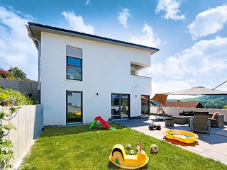 Fertighaus Hanghaus Grossmann mit begrünter Dachterrasse von MYMassivhaus, Pultdachhaus Außenansicht 1