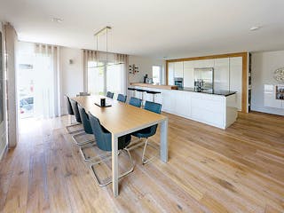 Fertighaus Hanghaus Grossmann mit begrünter Dachterrasse von MYMassivhaus, Pultdachhaus Innenansicht 2