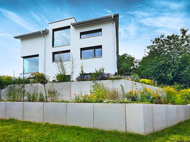 Massivhaus Mehrgenerationenhaus Calw von MYMassivhaus, Satteldach-Klassiker Außenansicht 1