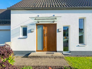 Massivhaus Massivhaus Thumann mit Erker und großer Erholungsoase von MYMassivhaus, Satteldach-Klassiker Außenansicht 4