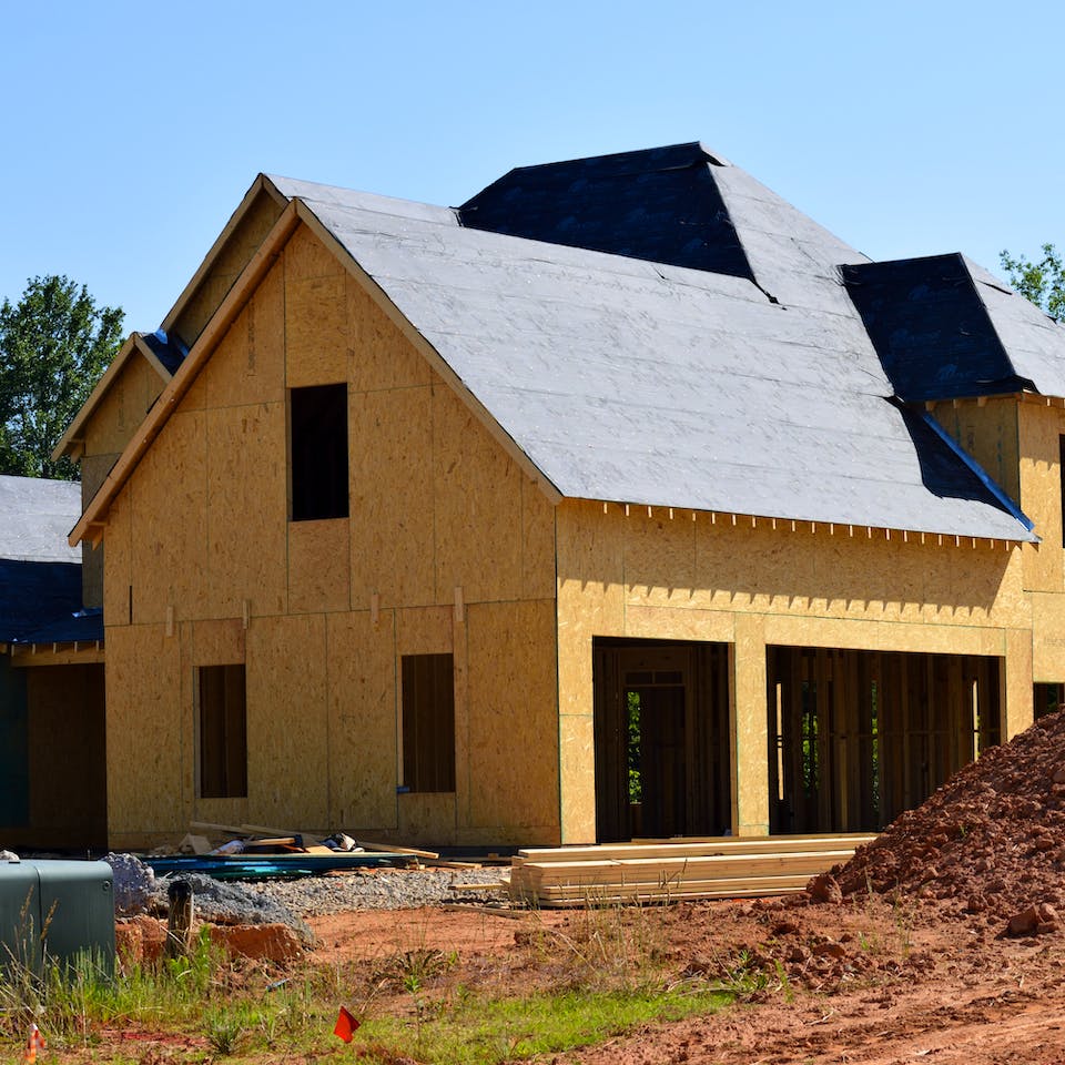 Im Bau befindliches Haus auf Baustelle