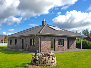 Massivhaus Klein Nordsee von Nissen Massivhaus, Bungalow Außenansicht 4