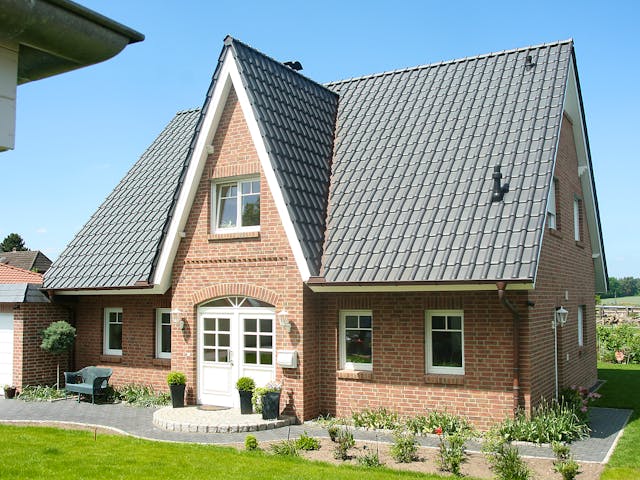 Massivhaus Friesenhaus FS-168 von NURDA-Hausbau Schlüsselfertig ab 298800€, Satteldach-Klassiker Außenansicht 1