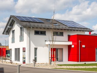 Fertighaus Musterhaus Günzburg von OKAL Haus Schlüsselfertig ab 664900€, Satteldach-Klassiker Außenansicht 3