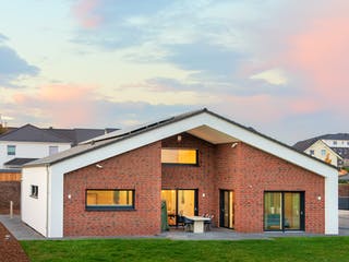 Fertighaus Musterhaus Stelle von OKAL Haus Schlüsselfertig ab 429900€, Bungalow Außenansicht 2