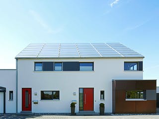 Fertighaus Mehrgenerationenhaus von petershaus, Satteldach-Klassiker Außenansicht 2
