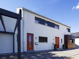 Fertighaus Mehrgenerationenhaus von petershaus, Satteldach-Klassiker Außenansicht 3