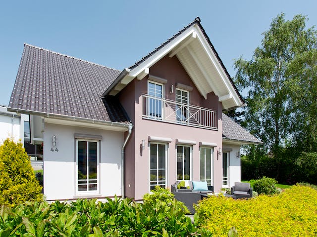 Fertighaus Neunkhausen von Fingerhut Haus Schlüsselfertig ab 445985€, Satteldach-Klassiker Außenansicht 5