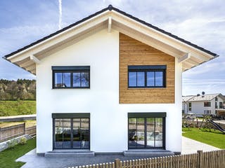 Fertighaus Glonn von Regnauer Hausbau Schlüsselfertig ab 498590€, Satteldach-Klassiker Außenansicht 2