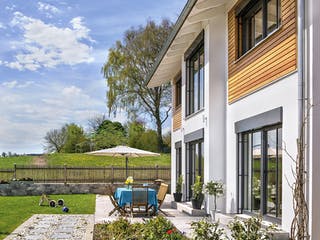 Fertighaus Glonn von Regnauer Hausbau Schlüsselfertig ab 498590€, Satteldach-Klassiker Außenansicht 5
