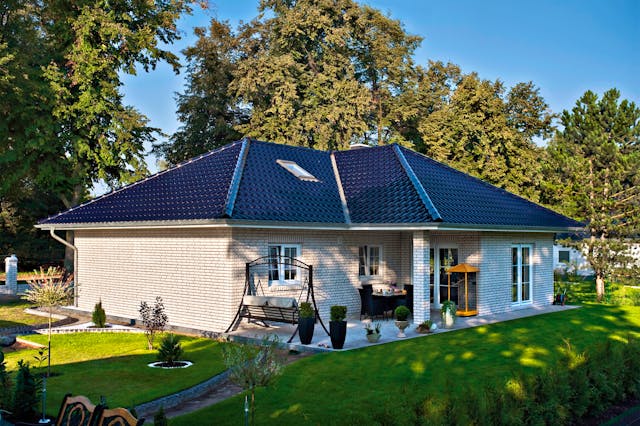 Winkelbungalow in L-Form von Roth-Massivhaus