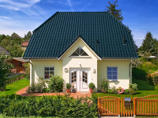 Massivhaus Landhaus 142 von ROTH MASSIVHAUS Schlüsselfertig ab 277900€, Satteldach-Klassiker Außenansicht 1