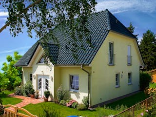 Massivhaus Landhaus 142 von ROTH MASSIVHAUS, Satteldach-Klassiker Außenansicht 4