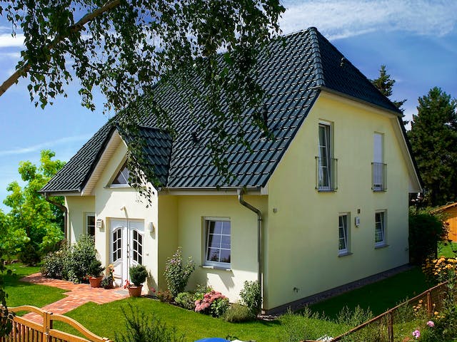 Massivhaus Landhaus 142 von ROTH-MASSIVHAUS Schlüsselfertig ab 277900€, Satteldach-Klassiker Außenansicht 2