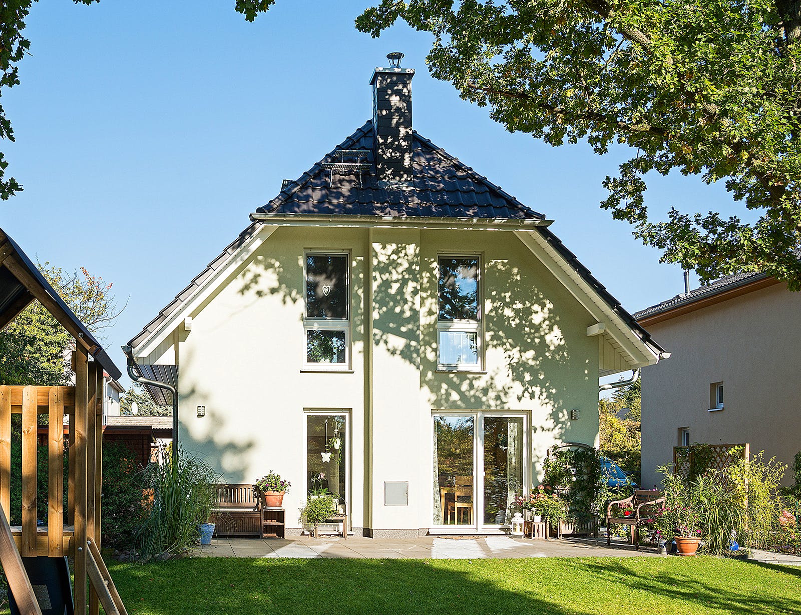 Massivhaus Haus Stade von ROTH-MASSIVHAUS Schlüsselfertig ab 271300€, Satteldach-Klassiker Außenansicht 2