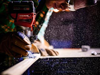 Handwerker schneidet Holz