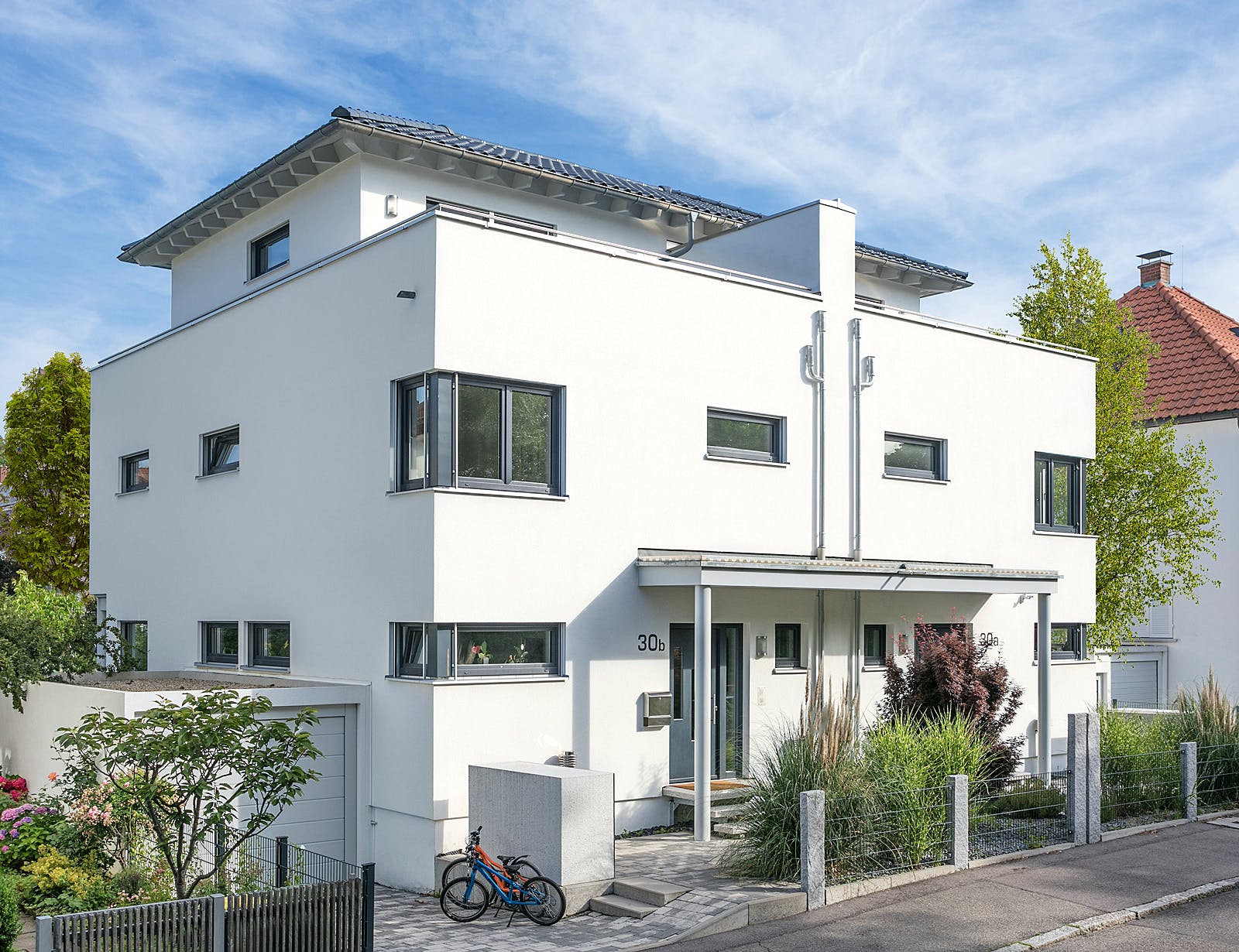 Fertighaus D 30-166.2 - Walmdach Doppelhaus von SchwörerHaus Schlüsselfertig ab 534901€, Stadtvilla Außenansicht 1