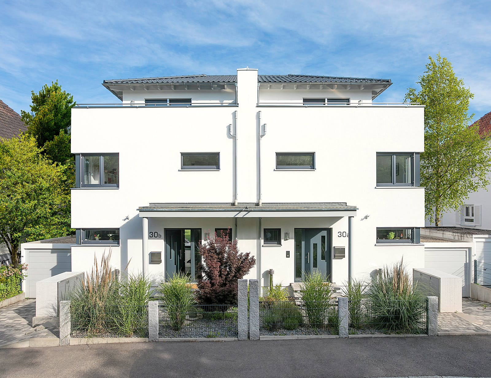 Fertighaus D 30-166.2 - Walmdach Doppelhaus von SchwörerHaus Schlüsselfertig ab 534901€, Stadtvilla Außenansicht 2