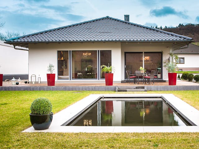 Fertighaus E 10-095.2 - Bungalow ebenerdig von SchwörerHaus Schlüsselfertig ab 334623€, Bungalow Außenansicht 1