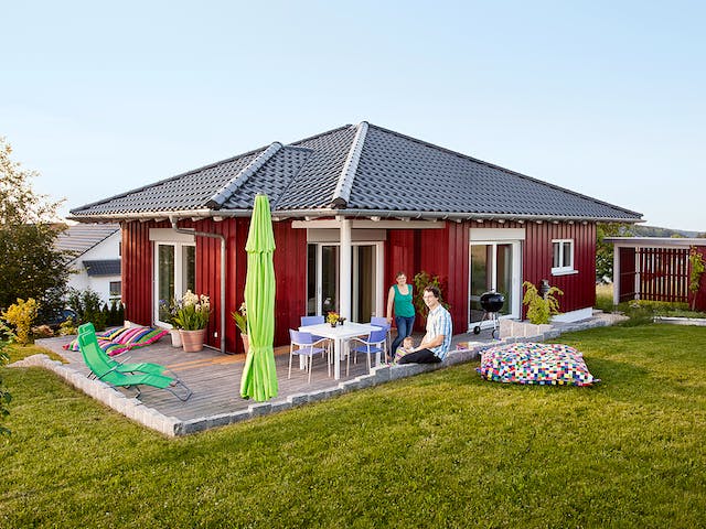 Fertighaus E 10-129.2 - Skandinavischer Bungalow von SchwörerHaus Schlüsselfertig ab 403273€, Bungalow Außenansicht 1