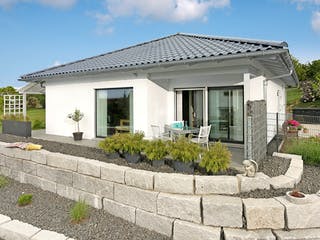 Fertighaus E 10-097.2 - Kompakter Bungalow von SchwörerHaus Schlüsselfertig ab 313062€, Bungalow Außenansicht 1