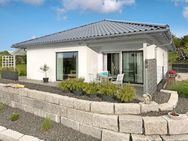 Fertighaus E 10-097.2 - Kompakter Bungalow von SchwörerHaus - Österreich Schlüsselfertig ab 306460€, Bungalow Außenansicht 1