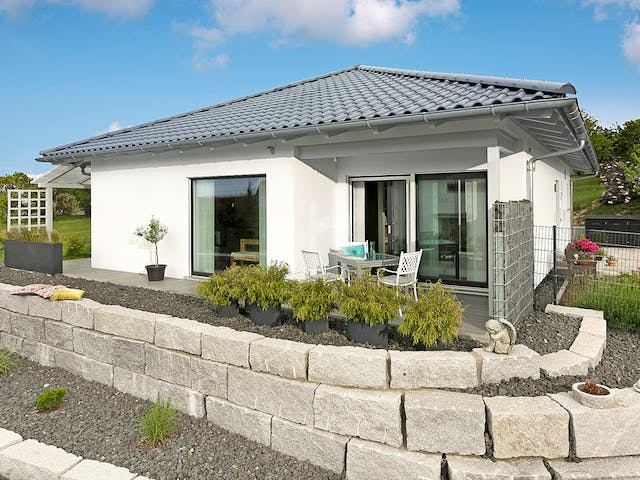 Fertighaus E 10-097.2 - Kompakter Bungalow von SchwörerHaus Schlüsselfertig ab 313062€, Bungalow Außenansicht 1