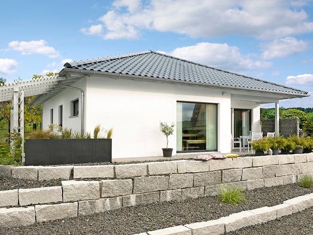 Fertighaus E 10-097.2 - Kompakter Bungalow von SchwörerHaus Schlüsselfertig ab 313062€, Bungalow Außenansicht 3