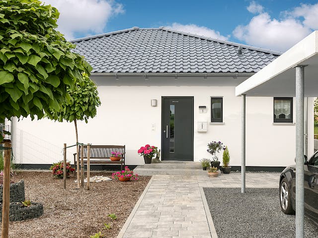 Fertighaus E 10-097.2 - Kompakter Bungalow von SchwörerHaus Schlüsselfertig ab 313062€, Bungalow Außenansicht 4