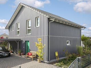 Fertighaus E15-150.5 - Im Bergischen Stil von SchwörerHaus Schlüsselfertig ab 393021€, Satteldach-Klassiker Außenansicht 1