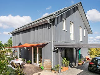 Fertighaus E15-150.5 - Im Bergischen Stil von SchwörerHaus Schlüsselfertig ab 393021€, Satteldach-Klassiker Außenansicht 2