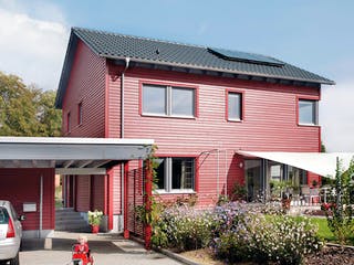 Fertighaus E 20-148.6 - Haus in rot von SchwörerHaus Schlüsselfertig ab 399224€, Satteldach-Klassiker Außenansicht 1