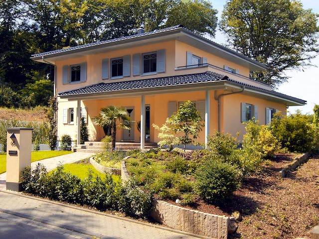 Fertighaus E 20-204.1 - Mediterrane Stadtvilla von SchwörerHaus Schlüsselfertig ab 627553€, Stadtvilla Außenansicht 2