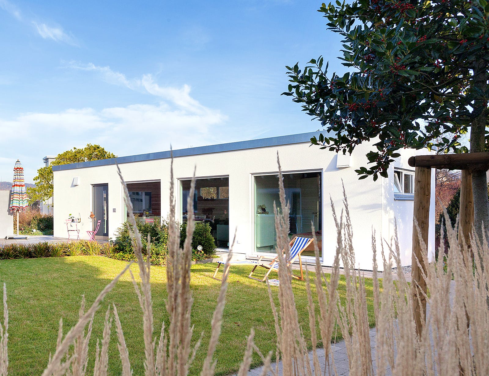 Fertighaus F 10-043.5 - FlyingSpace im Garten von SchwörerHaus Schlüsselfertig ab 179126€, Bungalow Außenansicht 1