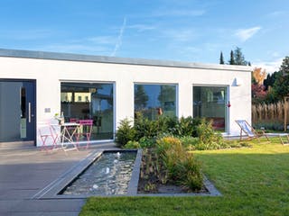 Fertighaus F 10-043.5 - FlyingSpace im Garten von SchwörerHaus Schlüsselfertig ab 179126€, Bungalow Außenansicht 2