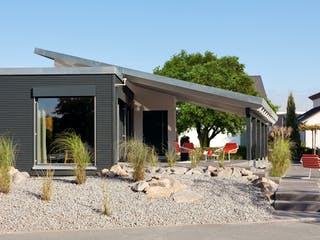 Fertighaus F 10-043.7 - FlyingSpaces Bungalow von SchwörerHaus Schlüsselfertig ab 324338€, Bungalow Außenansicht 1