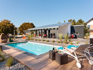 Fertighaus F 10-043.7 - FlyingSpaces Bungalow von SchwörerHaus Schlüsselfertig ab 324338€, Bungalow Außenansicht 2