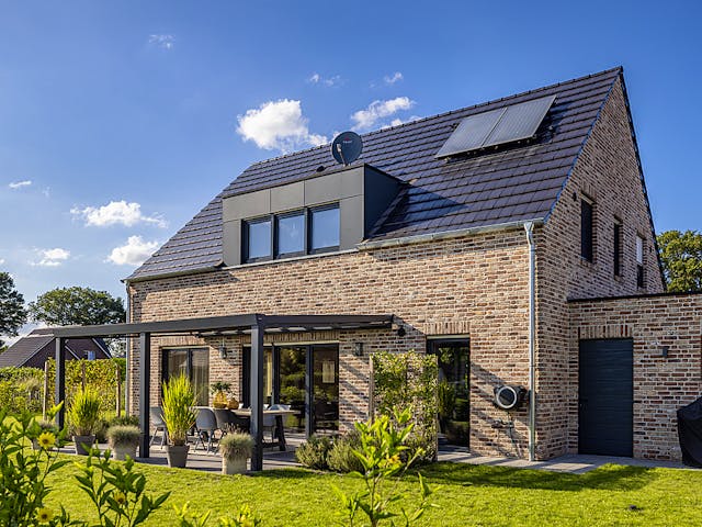 Massivhaus Haus Mayer von Splietker Bau, Satteldach-Klassiker Außenansicht 1