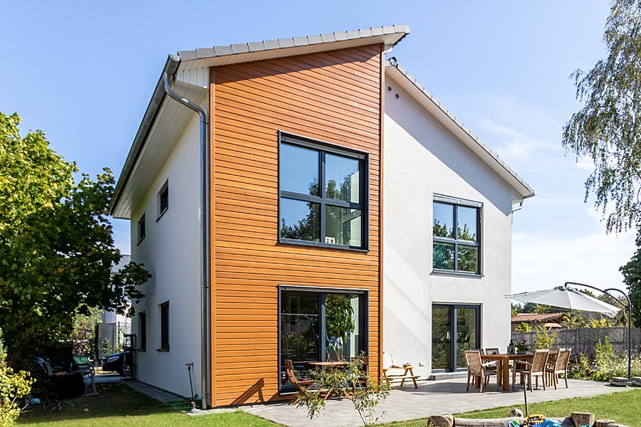 Das Haus der STREIF-Baufamilie überzeugt durch eine moderne Architektur mit einem Gebäudeversatz und einer akzentuierenden Holzverkleidung und mit einer innovativen Haustechnik. Die Bauherren haben sich von den klassischen Schwedenhäusern zu diesem Hausentwurf inspirieren lassen. 

Im Erdgeschoss befinden sich die Wohnräume, die in einem modernen Landhauslook ausgestattet sind. Weiterhin wurden hier ein Arbeits-/Gästezimmer, ein Hauswirtschafts-/Haustechnikraum und ein Duschbad umgesetzt. Im Obergeschoss befinden sich zwei Kinderzimmer, ein familienfreundliches Bad und das Elternschlafzimmer mit separater Ankleide.