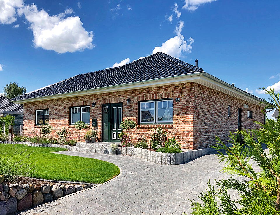 Massivhaus Winkelbungalow 125 von Team Massivhaus Schlüsselfertig ab 225900€, Bungalow Außenansicht 1