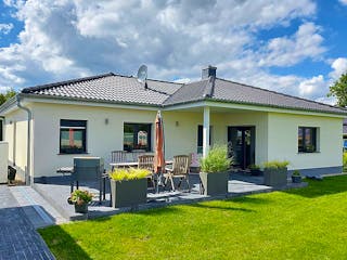 Massivhaus Bungalow W_105 von VARIODOMO Bausysteme Schlüsselfertig ab 284340€, Bungalow Außenansicht 1