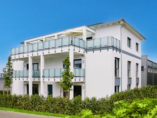 Fertighaus Vielseitiger Gewerbebau mit Mitarbeiter-Wohnungen von Bau-Fritz - Mehrfamilienhäuser, Stadtvilla Außenansicht 2