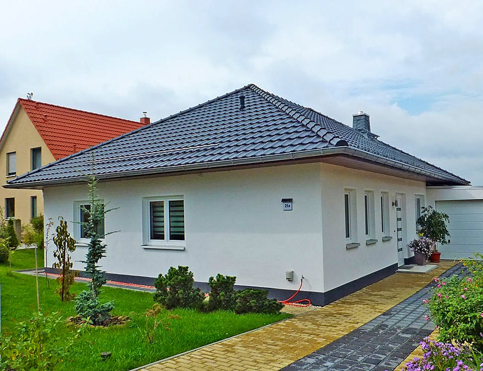 Massivhaus Bunganlow 328 von WEIOTT-Massiv-Haus, Bungalow Außenansicht 1